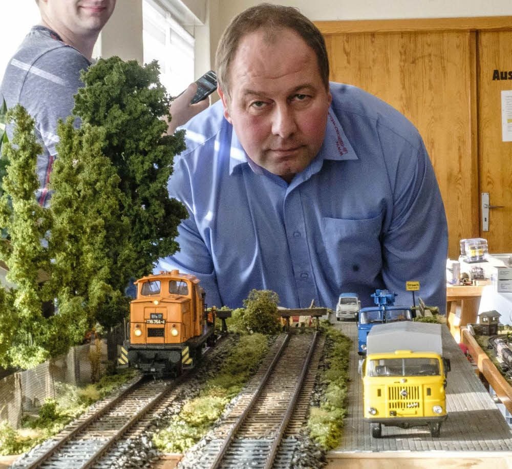 Karsten Bäck mit dem Modell des Straacher Bahnhofs und der Bahnstrecke, die 1991 außer Betrieb ging
