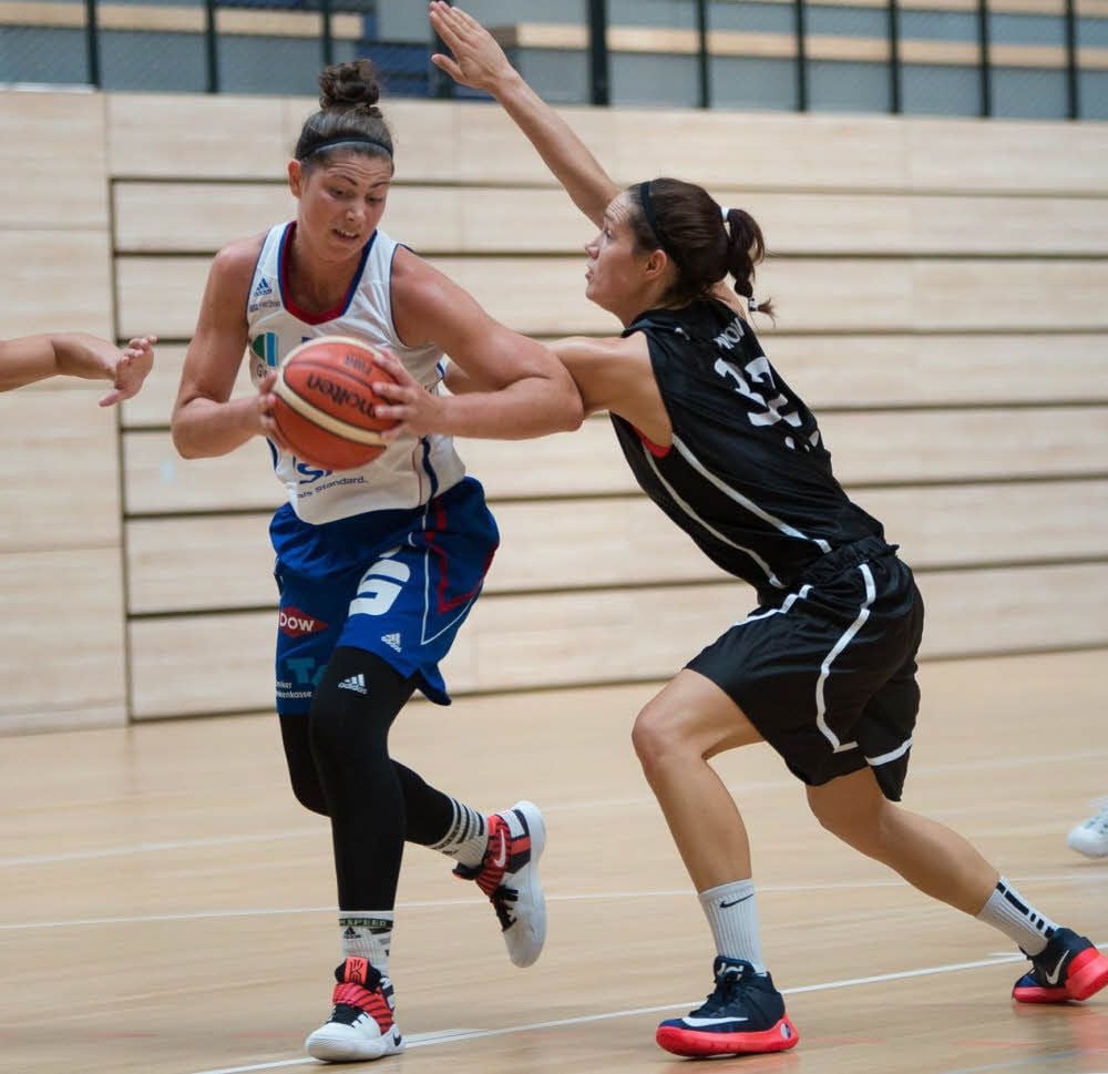 Lions-Zugang Kimberly Pohlmann (l.) wurde hart bedrängt.