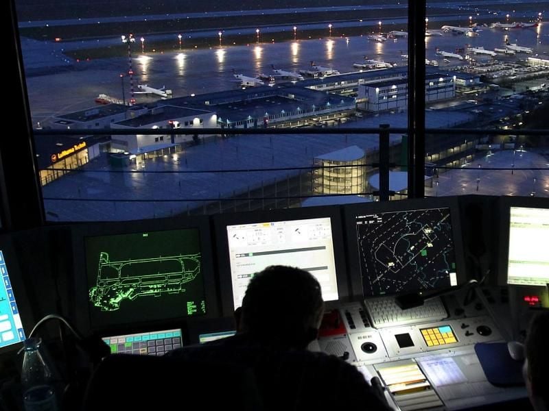 Fluglotsen der Deutschen Flugsicherung (DFS) regeln den Luftverkehr. Foto: Oliver Berg/Archiv