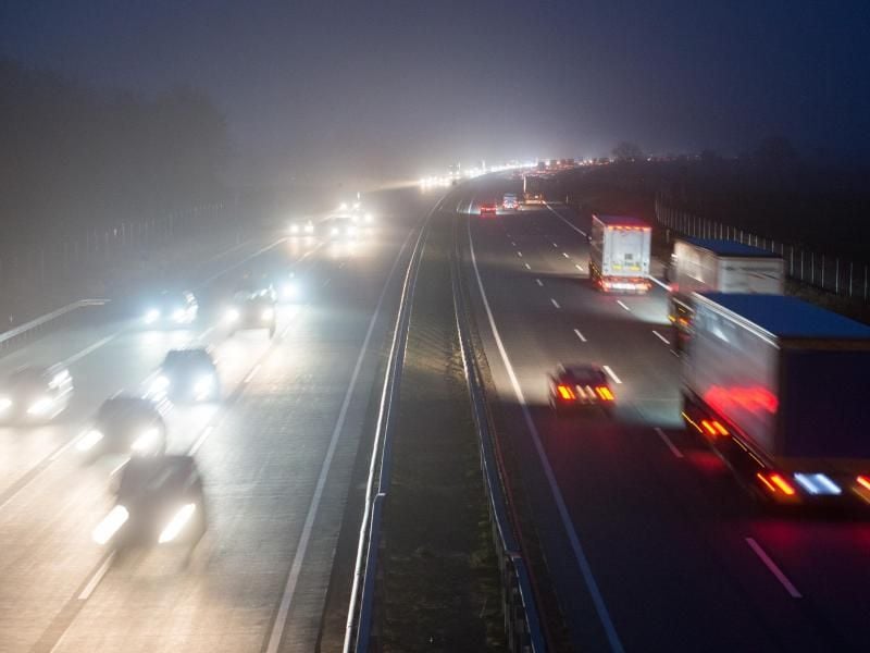Fahrzeuge fahren über die dreispurig ausgebaute Autobahn 7. Foto: Daniel Reinhardt/Archiv