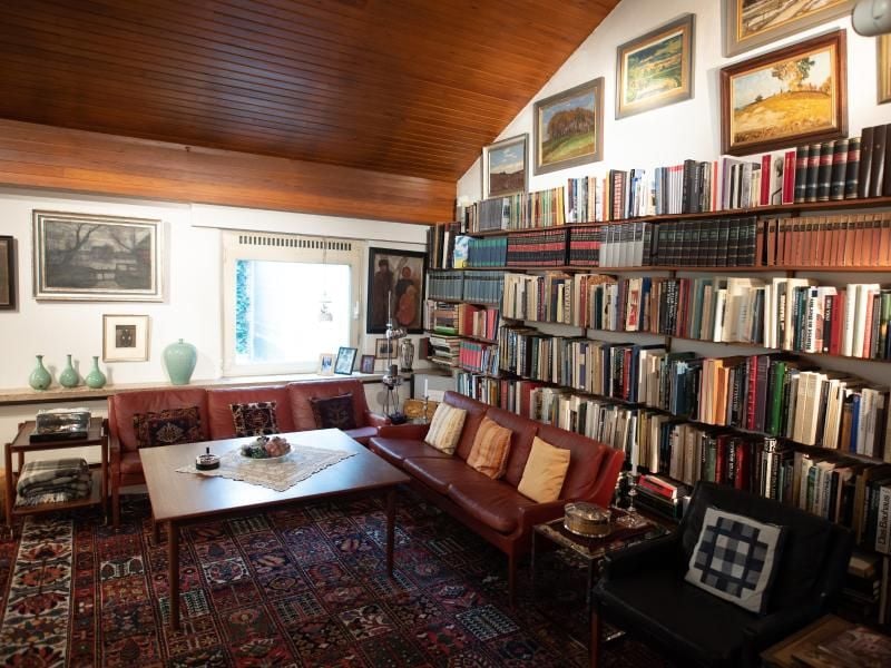 Im Wohnzimmer von Helmut Schmidt sind viele Bücher und zwei rote Sofas zu sehen. Foto: Daniel Reinhardt