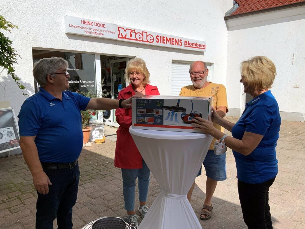 Heinz und Brunhild Döge überreichen an Karin und Dieter Gilgenast (Mitte) den Preis aus ihrem Gewinnspiel zum Firmenjubiläum in Elster.