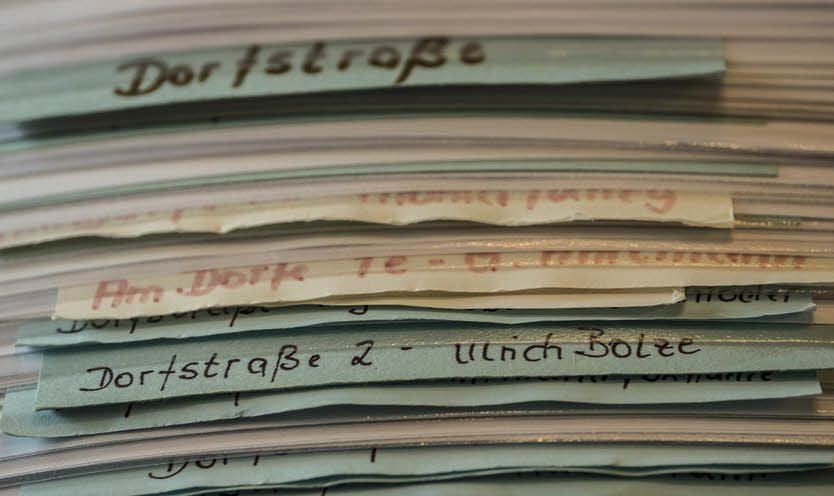 Sechs dicke Aktenordner füllt das zusammengetragene Material. Für jede Hausstelle gibt es einen eigenen Abschnitt.