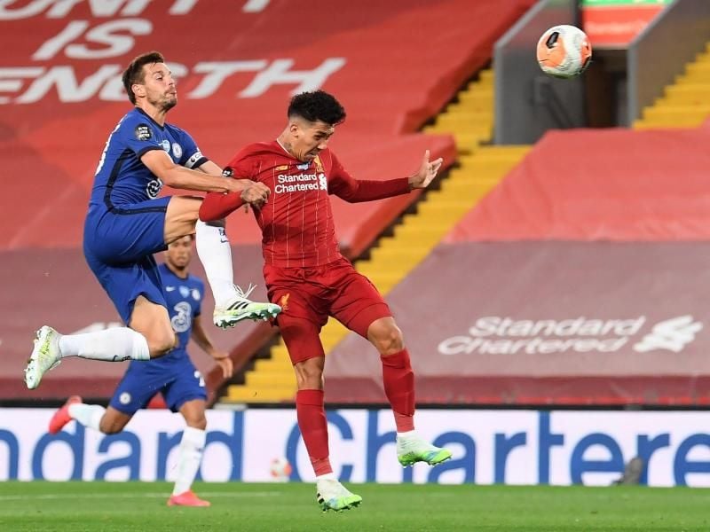 Liverpools Roberto Firmino (r) erzielt das Tor zum 4:1 gegen den FC Chelsea. Foto: Laurence Griffiths/Pool Getty/dpa