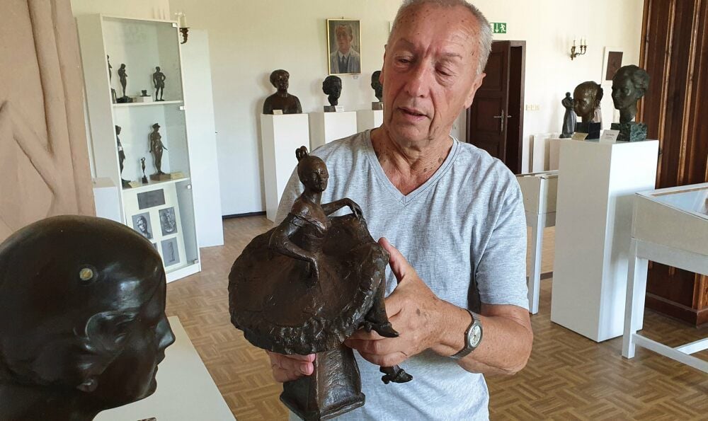 Den Bronzeguss hat der Kultur- und Heimatverein - hier im Bild der Vorsitzende Harald Koch - ersteigert.