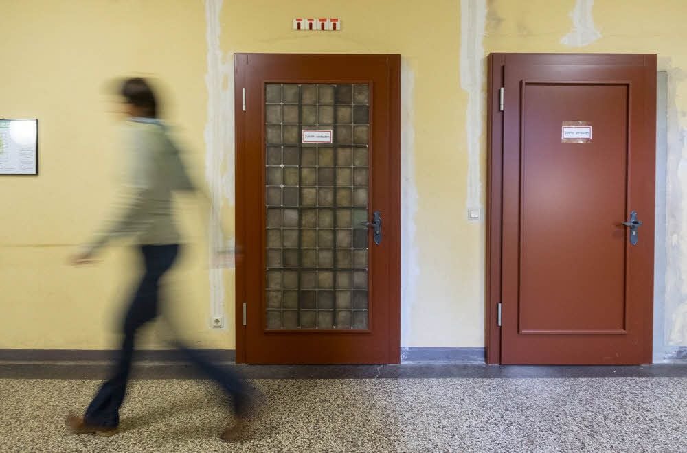 Der Zugang zum Dachboden ist gesperrt; die Türen sind mit neuen Schlössern und Verbotschildern versehen worden.