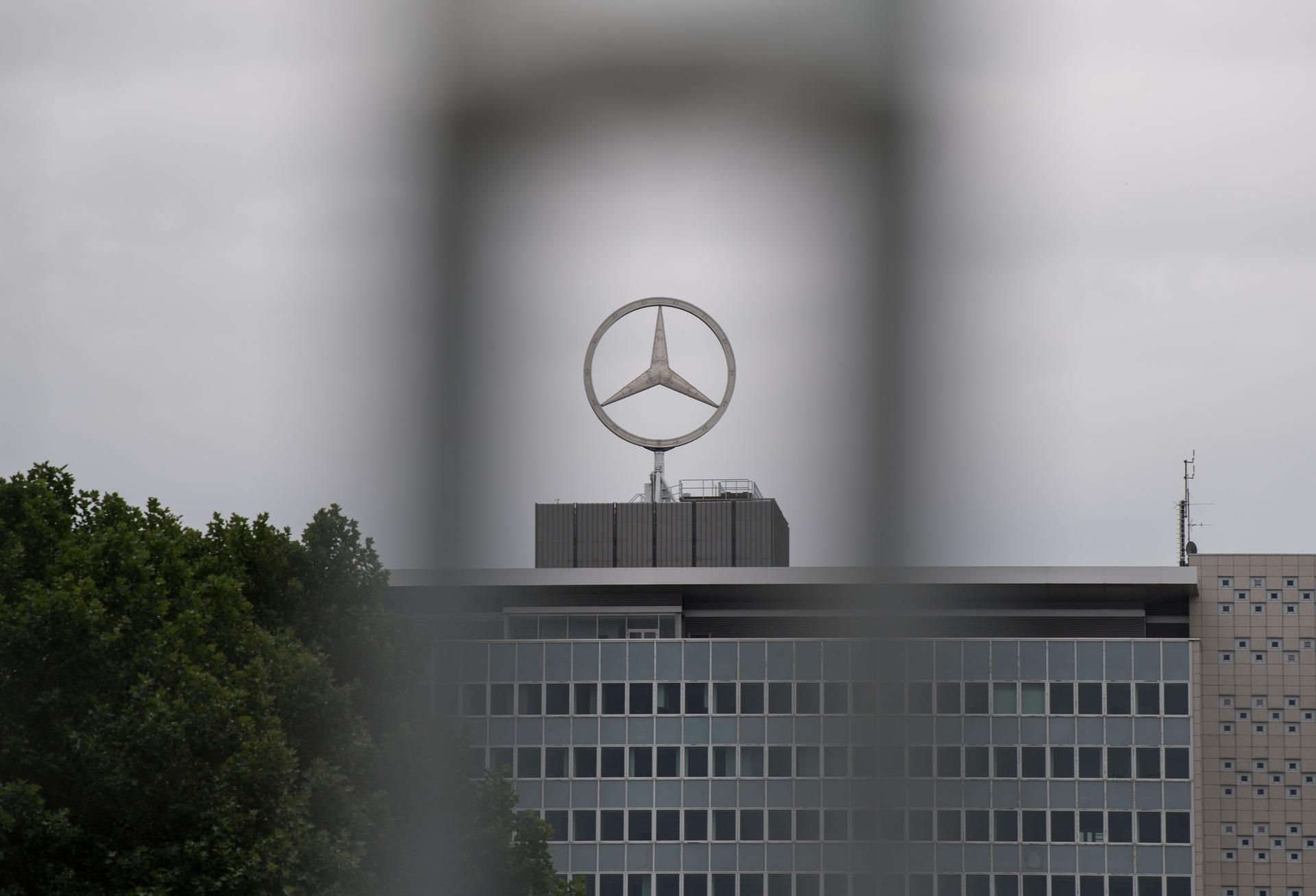 Das Logo der Automarke Mercedes-Benz der Daimler AG in Stuttgart.