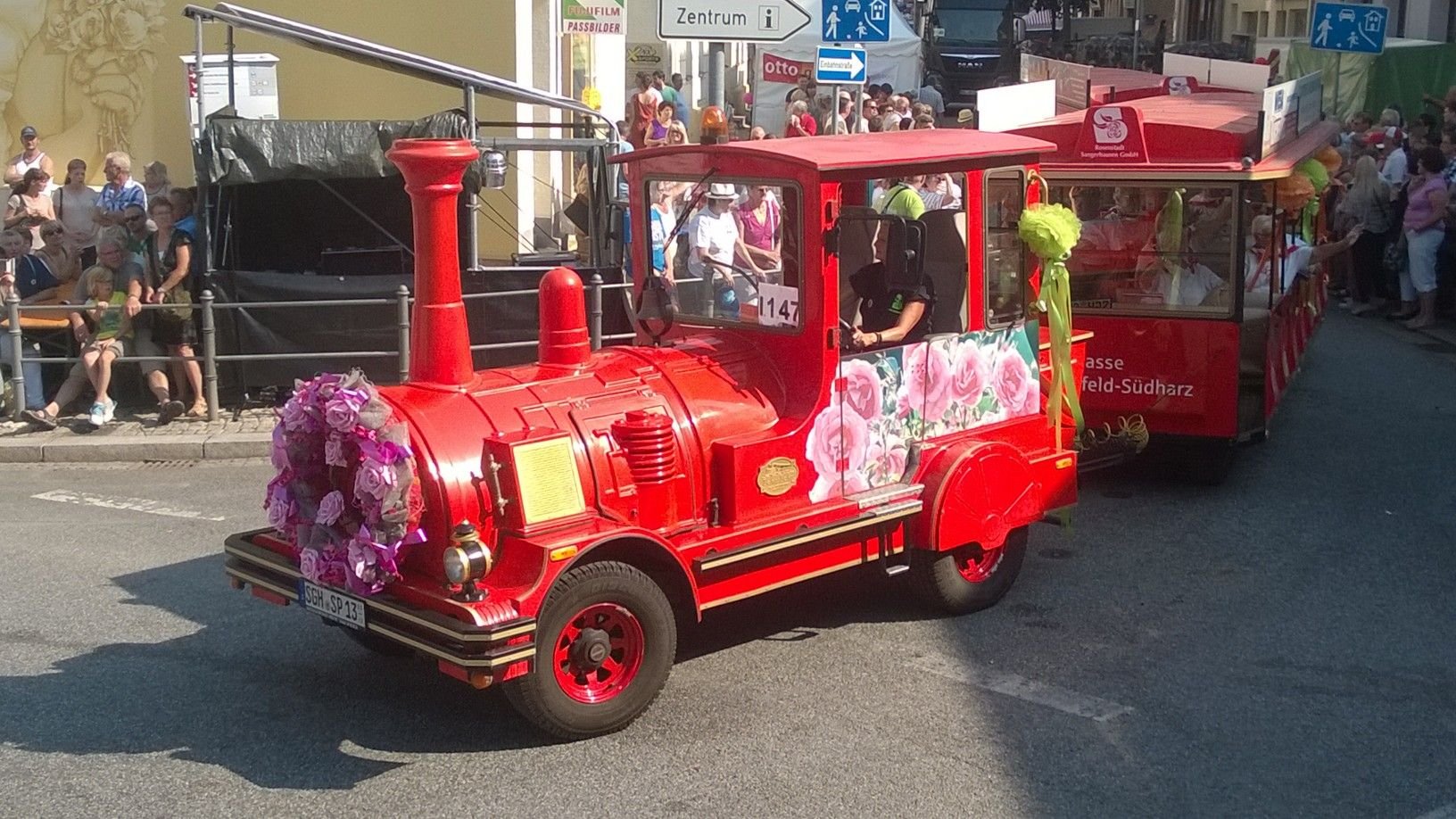 Mit der roten Rosen-Lok durch die Innenstadt Sangerhausens