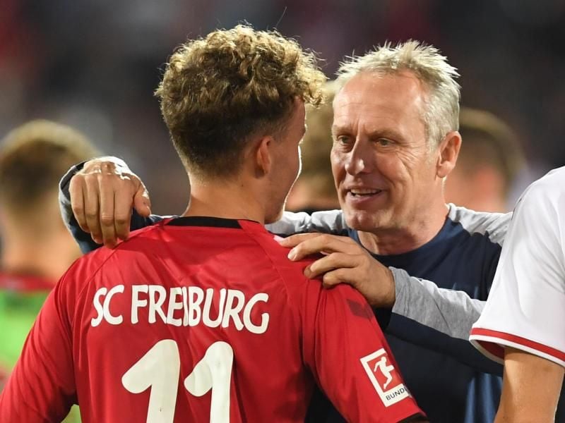 Torschütze Luca Waldschmidt wird von Trainer Christian Streich von Freiburg nach dem Spiel umarmt. Foto: Patrick Seeger