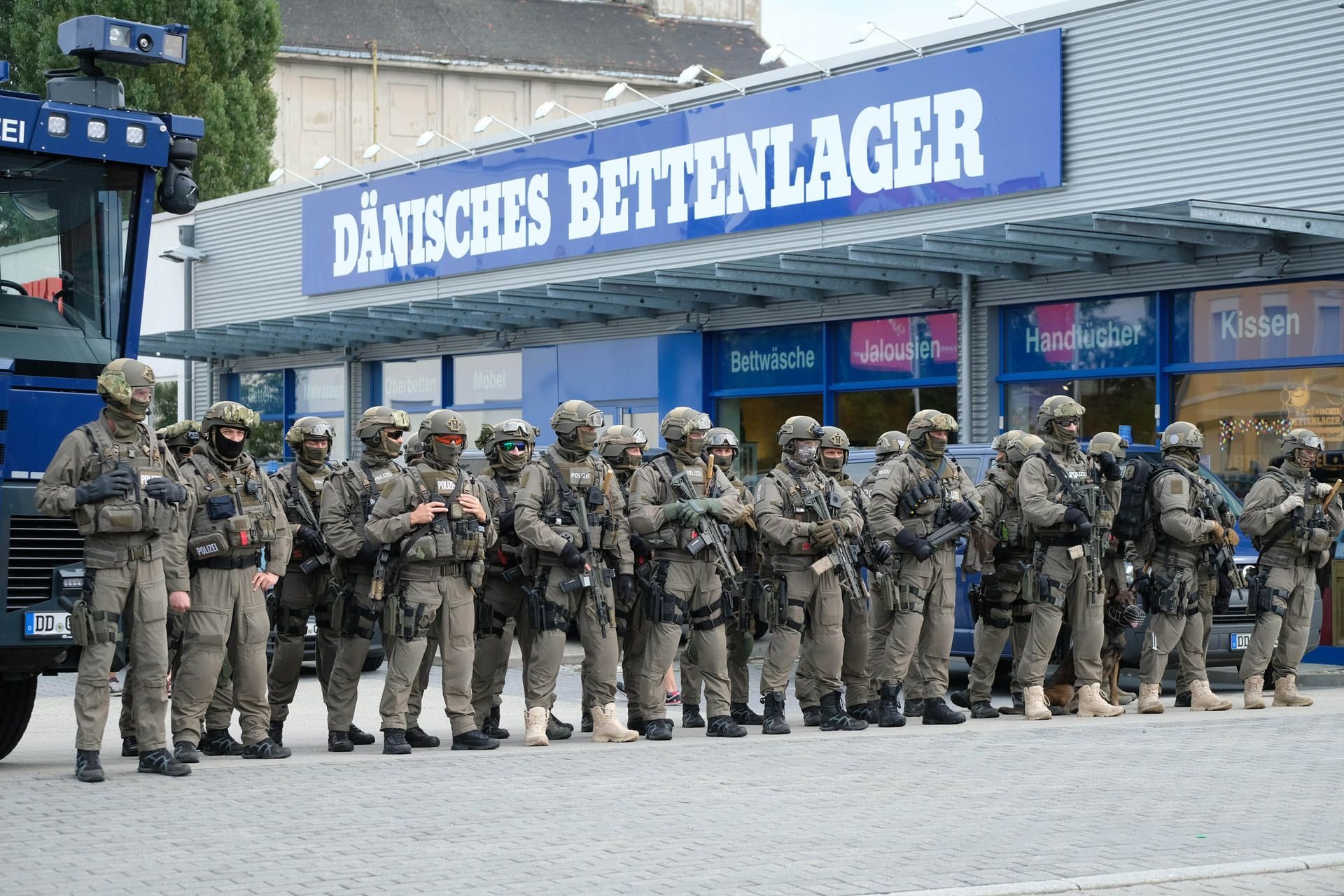 Spezialkräfte der sächsischen Polizei stehen in Wurzen bereit.