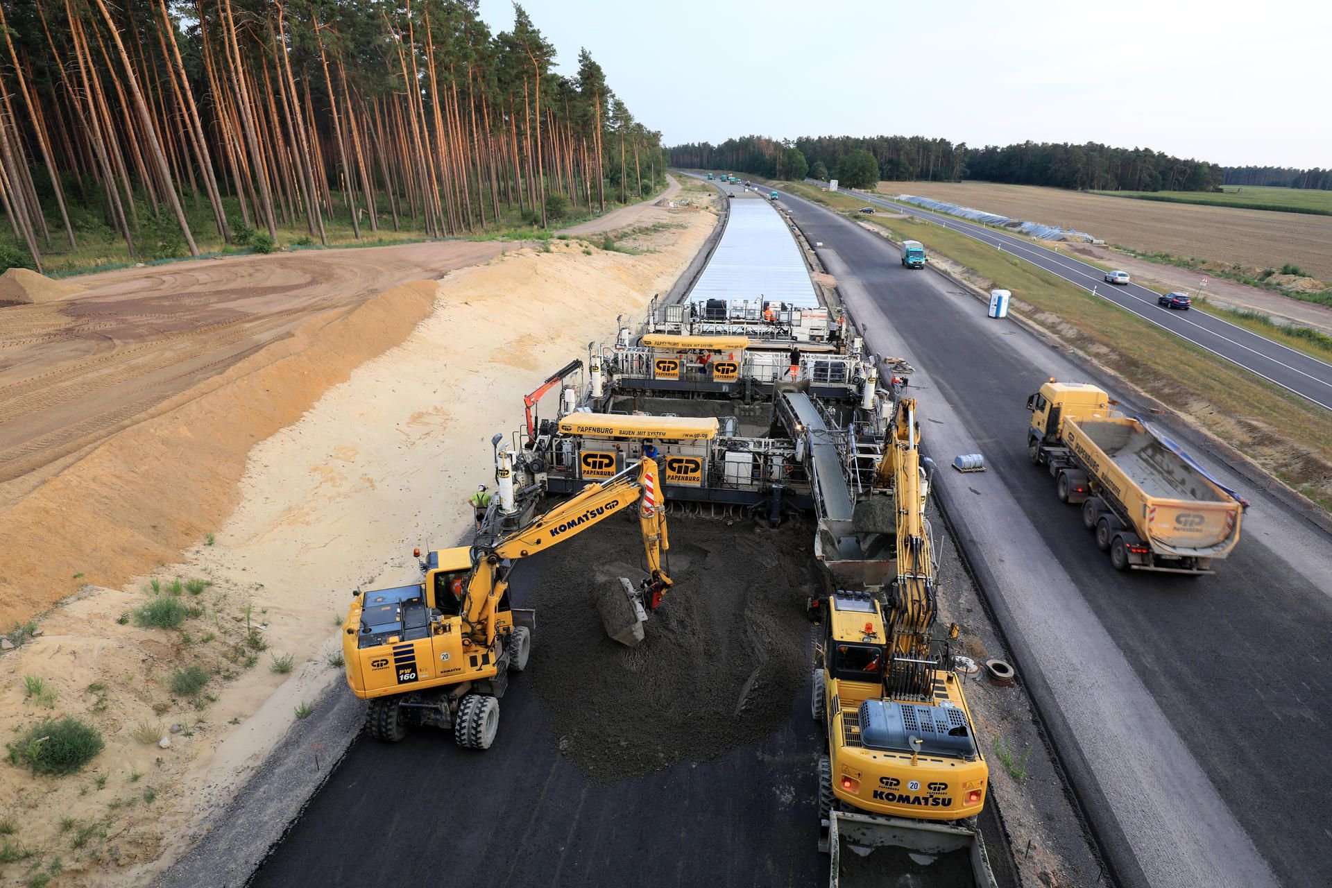 Ein Betonfertiger baut zwischen Colbitz und Dolle die Fahrbahndecke der Bundesautobahn 14.