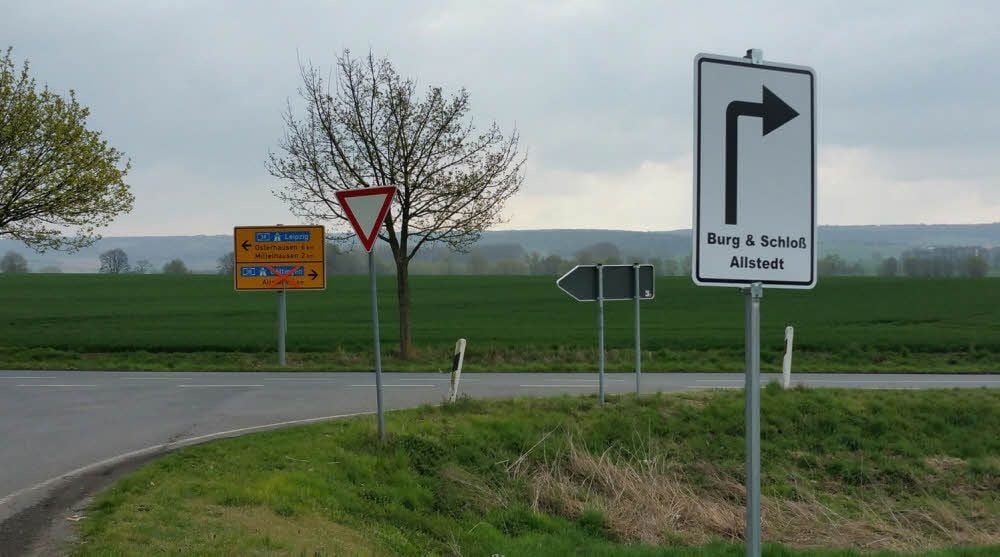 Die Umleitung zu Burg und Schloss Allstedt ist nun auch in Wolferstedt ausgeschildert.