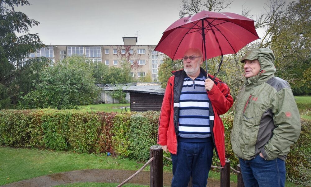 Die Stadträte Uwe Fromme (l.) und Stefan Krause (r.) auf dem Gelände der Kita „Wasserflöhe“. Im Hintergrund: die Rückseite des Pflegeheims.