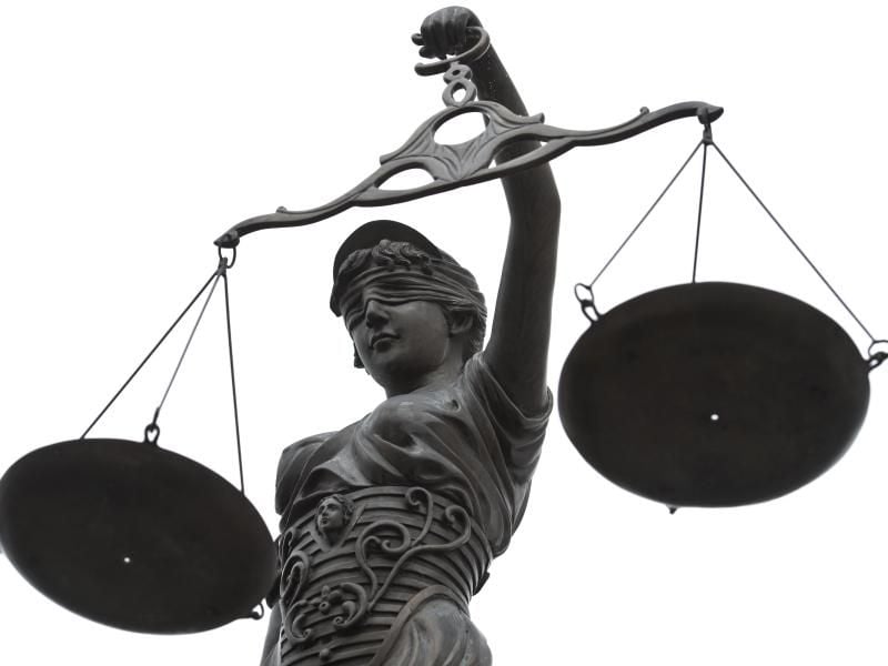 Eine Statue der Justitia mit einer Waage in ihrer Hand. Foto: D.- W. Ebener/Archiv