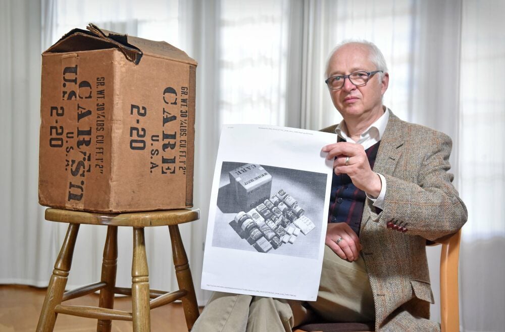 Pfarrer Johannes Toaspern zeigt, woraus einst der standardisierte Inhalt des gefundenen Care-Pakets aus dem Jahr 1948 bestanden hat. Der Karton wurde bei der Ausräumaktion im früheren Pfarrhaus gefunden.