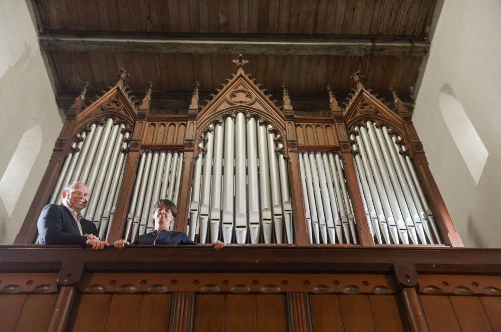 Pfarrer Ulf Rödiger und Ingrid Mosebach, Mitarbeiterin im Pfarrbüro, freuen sich über die Sanierung des Instrumentes.