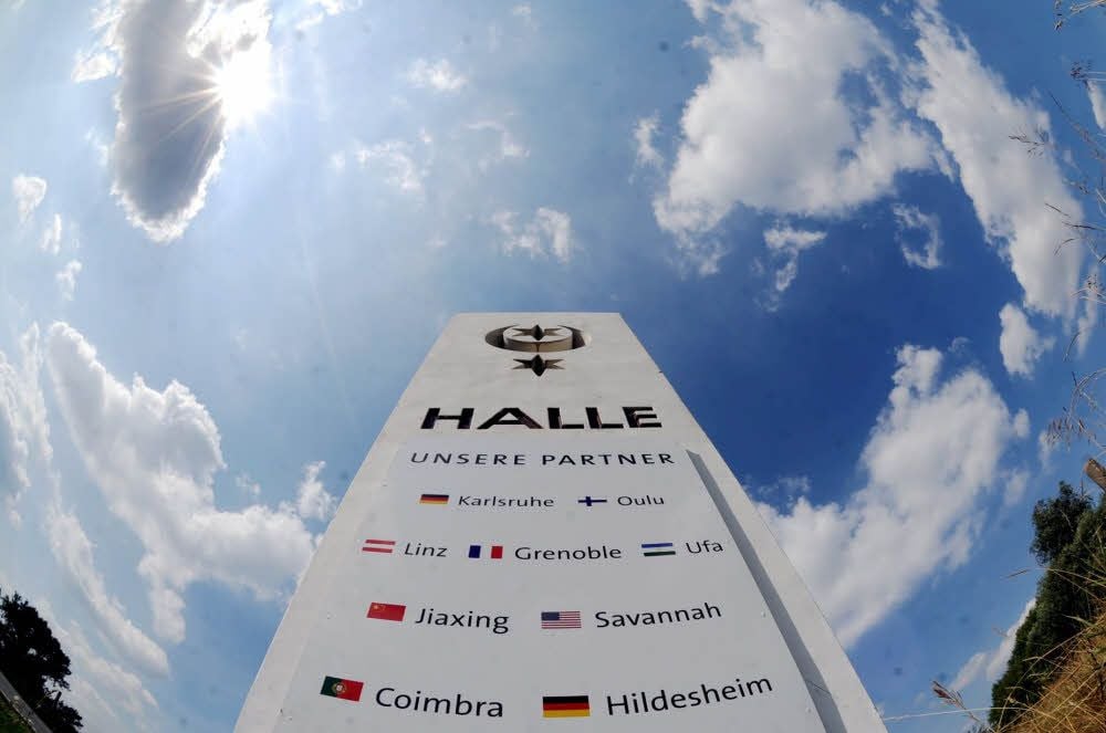 Am Stadteingang wirbt Halle mit seinen Partnerstädten.