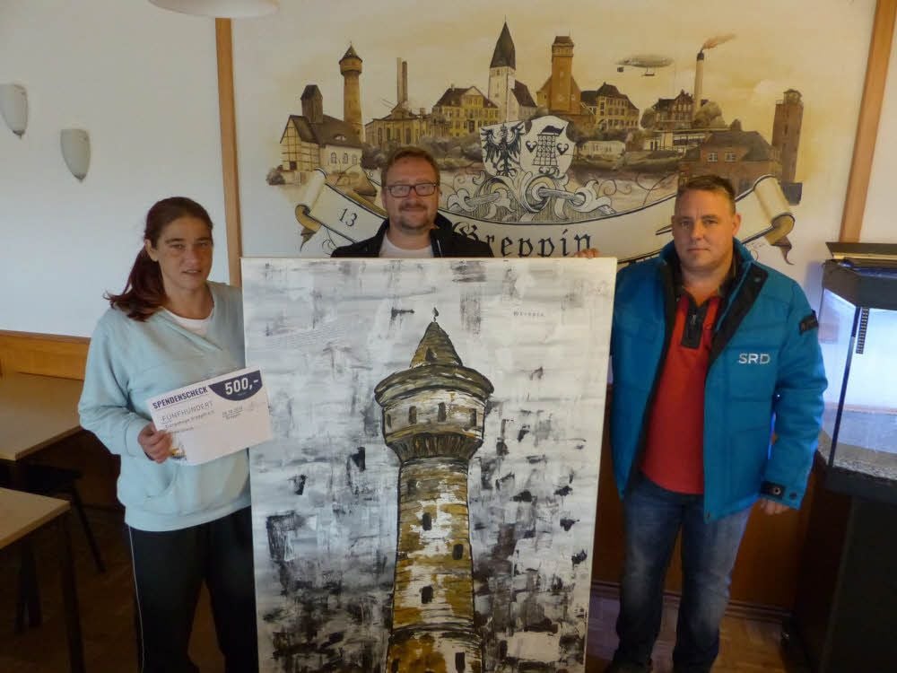 Madlen Hamann, Mirko Claus und Sven Giermann (v.l.) bei der Übergabe des Bildes.