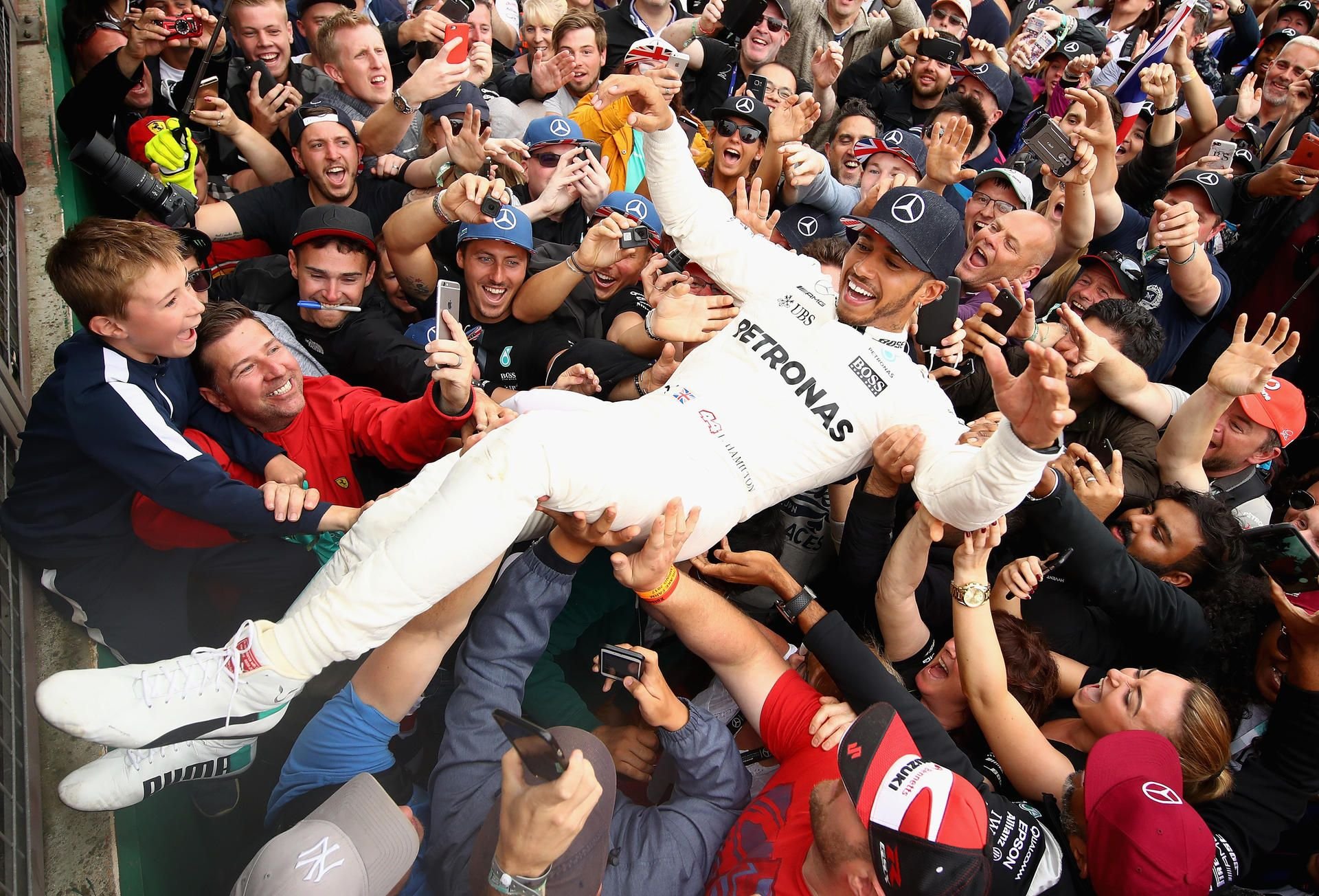 Lewis Hamilton nimmt ein Bad in der Menge.