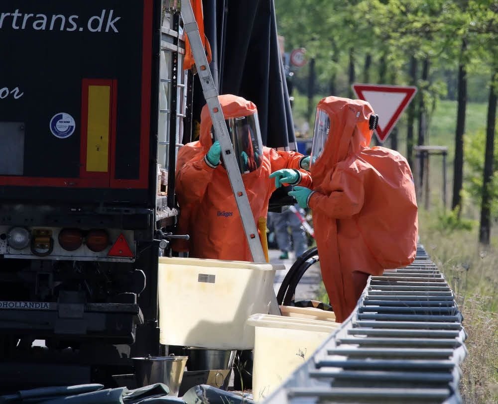Im Vollschutz und mit Atemmasken gingen die Feuerwehrleute zum Gefahrenherd.
