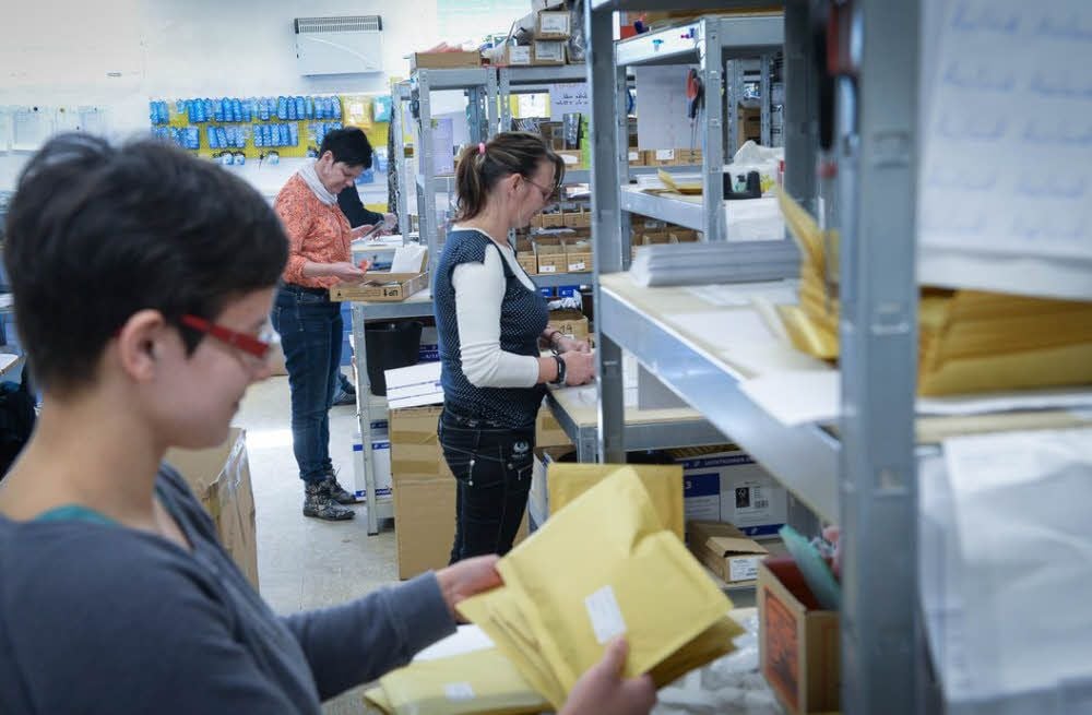 In Edderitz wird die Ware von Mitarbeiterinnen versandfertig gemacht.