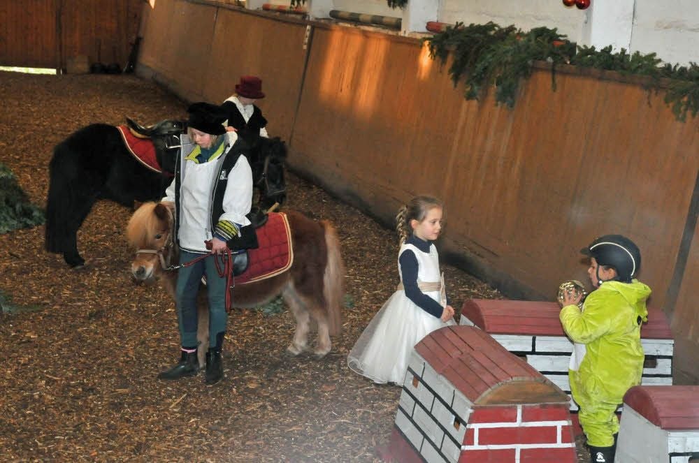 Die Kinder spielen gemeinsam mit Ponys das Märchen „Der Froschkönig“.