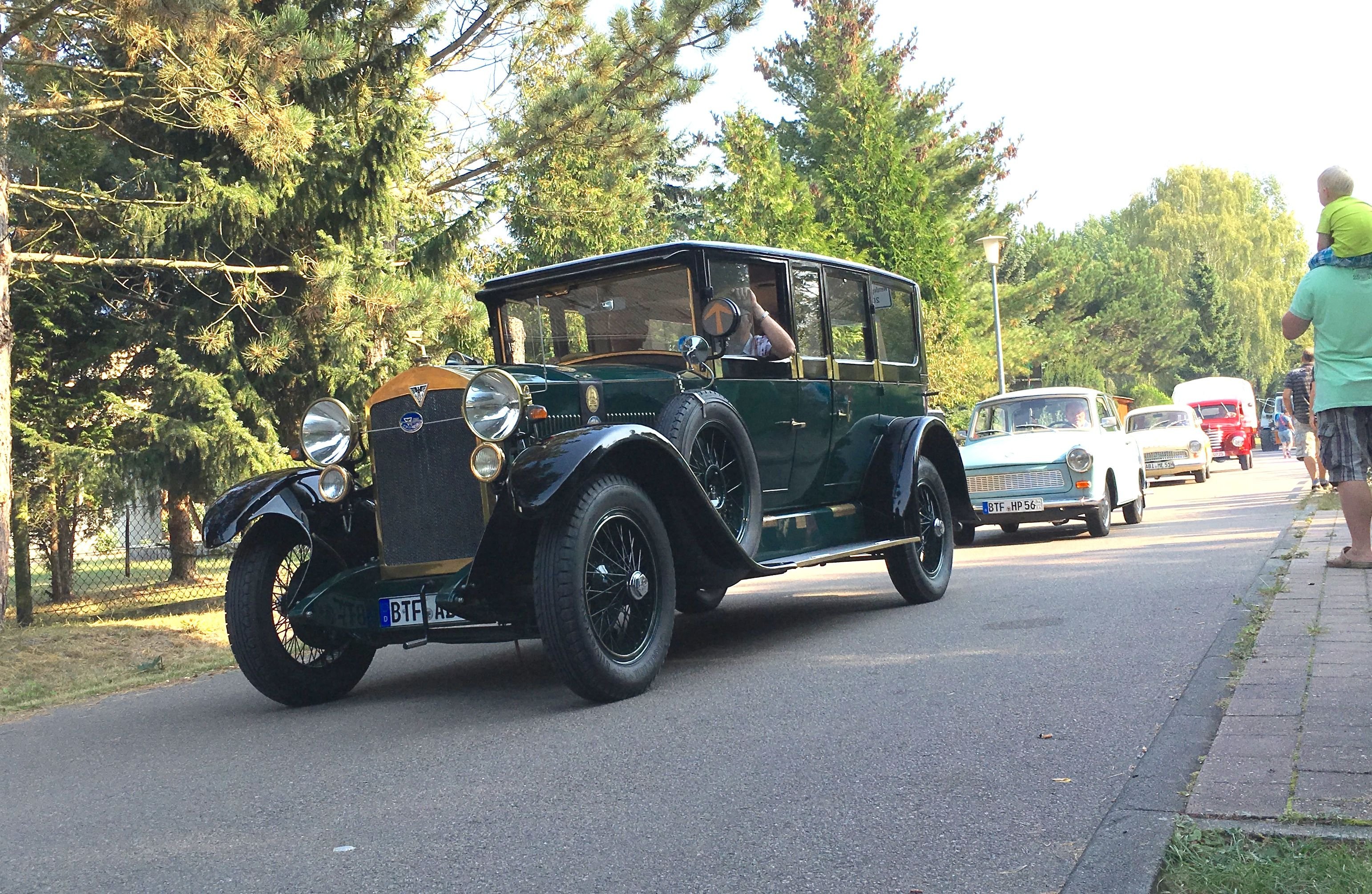 Der Adler von Günther Pilz kann nicht fliegen: Trotz Baujahr 1925 rollt das Auto aber immer noch und führt die Karawane der Oldtimer und Traktoren an.