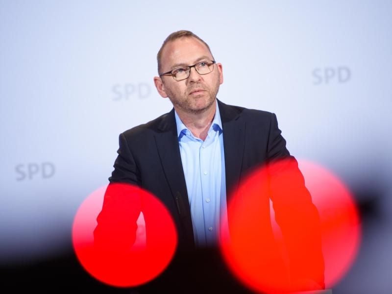 Frank Werneke, Vorsitzender der Vereinten Dienstleistungsgewerkschaft (ver.di), spricht während einer Pressekonferenz im Rahmen einer Klausurtagung des SPD-Parteivorstandes zu den anwesenden Journalisten. Foto: Gregor Fischer/dpa