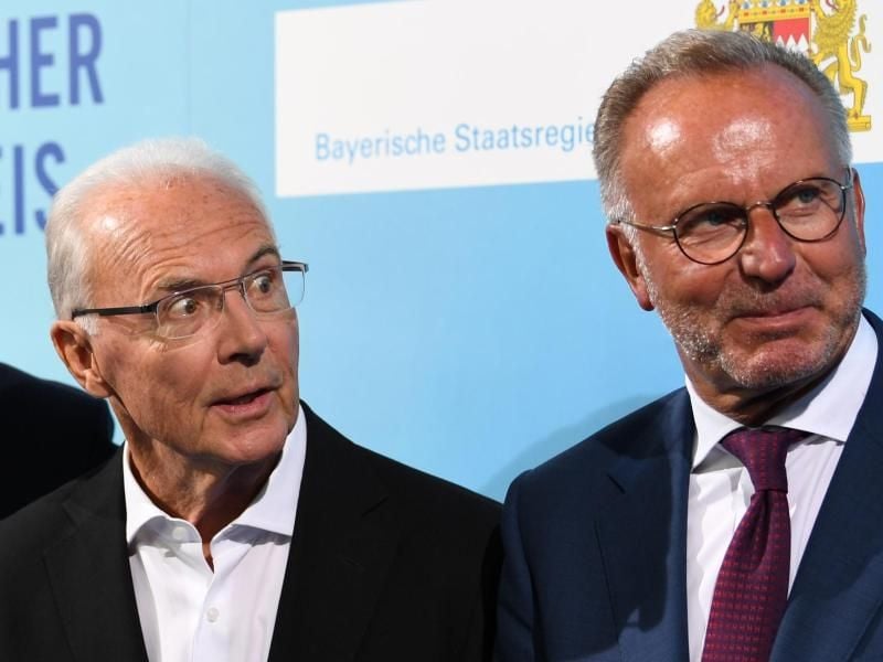 Franz Beckenbauer (l) und Karl-Heinz Rummenigge würdigten Uli Hoeneß zu dessen Amtsjubiläum beim FC Bayern München. Foto: Andreas Gebert/dpa