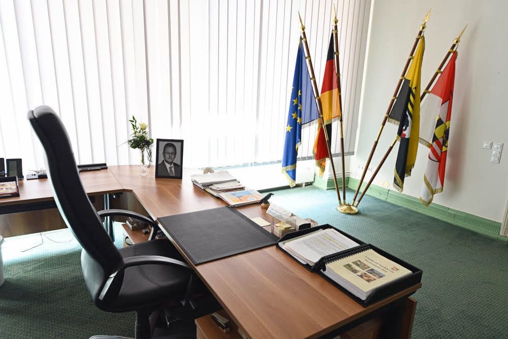 Auch das Büro des verstorbenen Landrats Frank Bannert steht dieser Tage im Zeichen der Trauer um ihn.