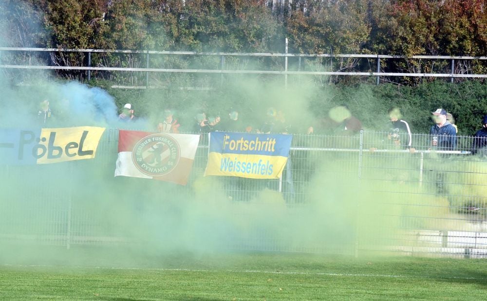 Weißenfelser Anhänger zündeten in Zorbau Farbfackeln.