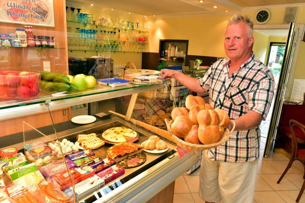 Im Eiscafé von Ralph Laue in Granschütz gibt es jetzt auch Backwaren und Waren des täglichen Bedarfs.