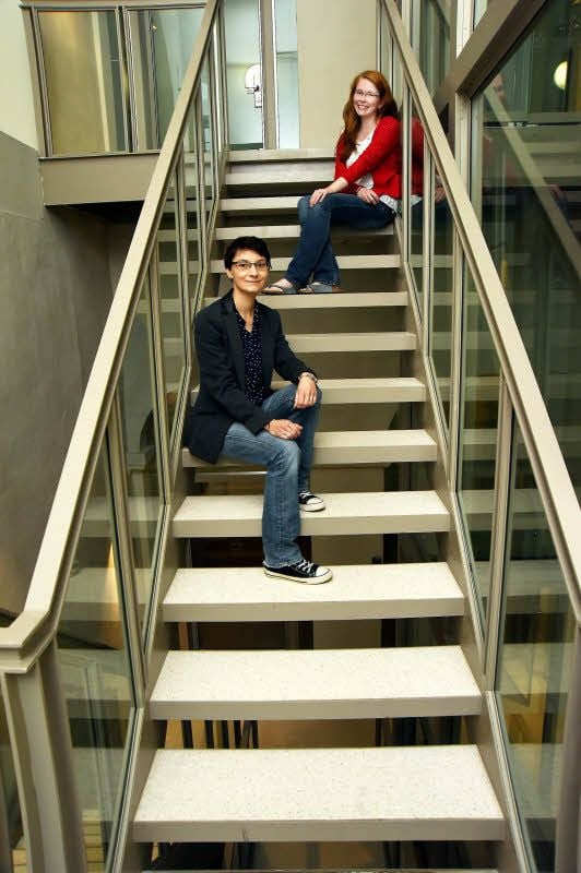 13 Stufen hat die Treppe im Museum Schloss Moritzburg, die in die Kinderwagenausstellung und die Sonderausstellung mit schicken Tretautos und Bubirädern führt. Oben hat Carmen Sengewald Platz genommen und unten Stefanie Karg, beide wissenschaftliche Mitarbeiterinnen im Museum.