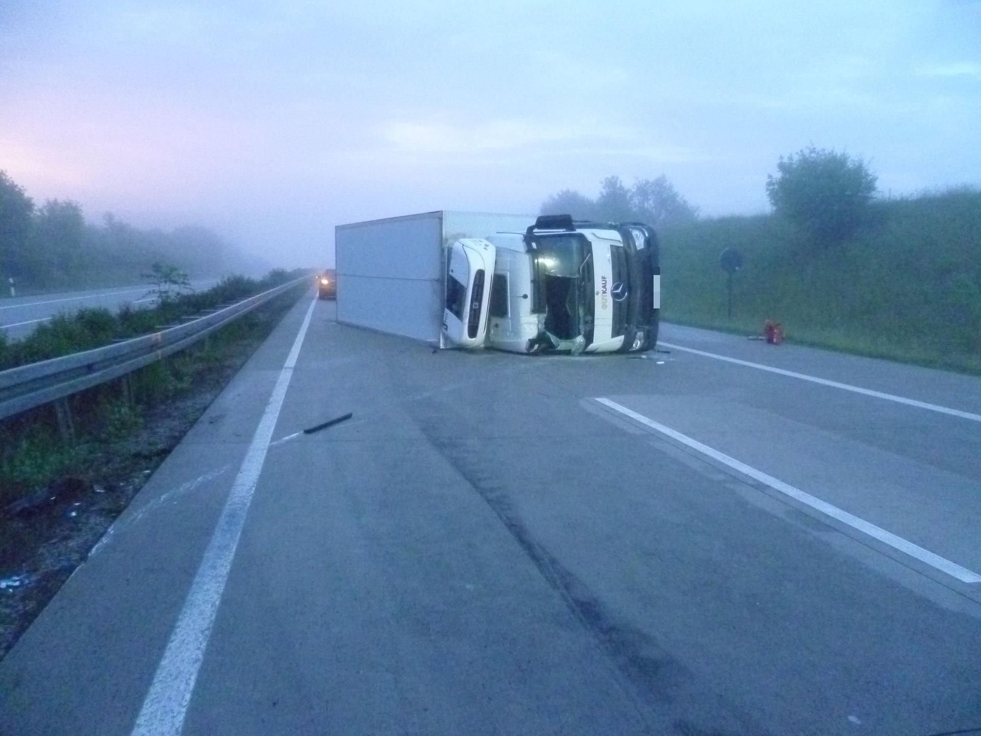 Auf der A38 in Thüringen ist es am MIttwochmorgen zu einem Lkw-Unfall gekommen.