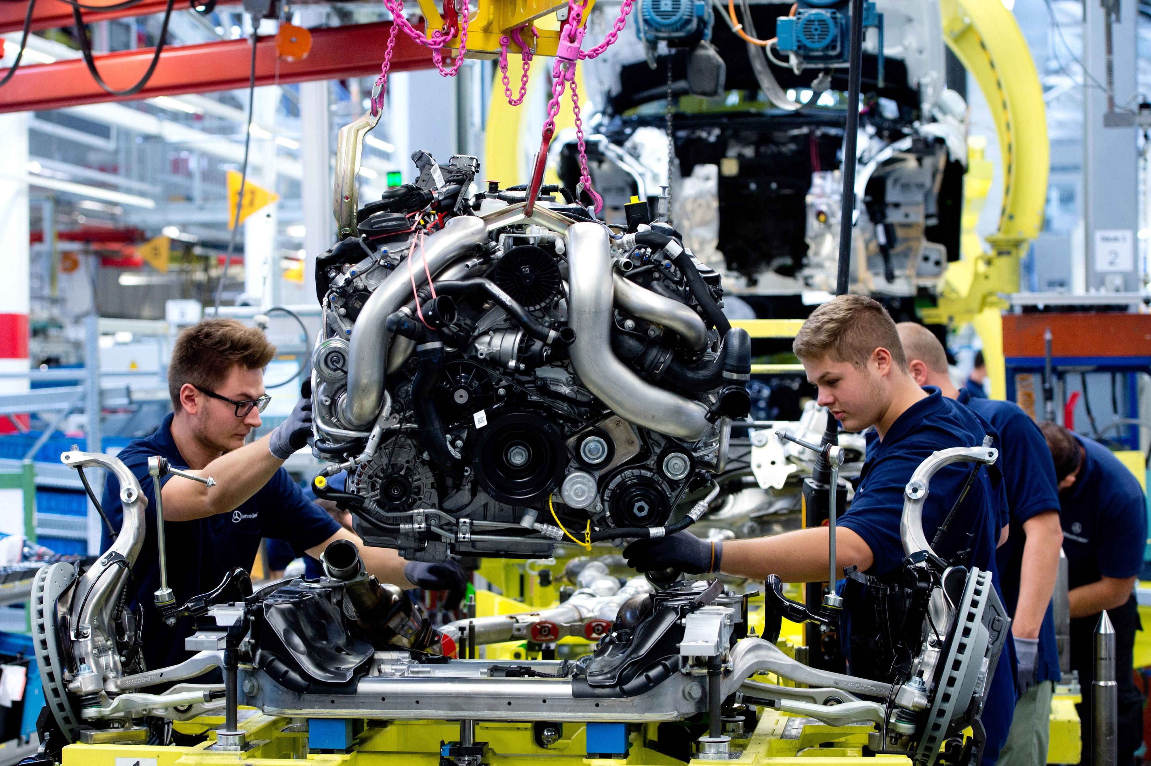 Auch wenn einige bereits das Elektrozeitalter ausgerufen haben: Der klassische Verbrennungsmotor ist immer noch das Herzstück des Automobilbaus, wie hier bei Mercedes in Sindelfingen bei der Montage einer S-Klasse.
