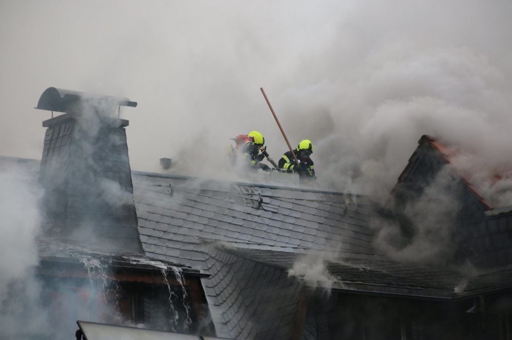 Wehrleute löschen den Brand in der Langen Straße in Kelbra unter Atemschutz von der Drehleiter aus.