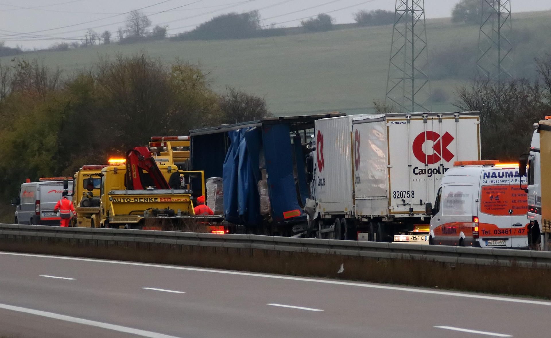Unfall auf der A38 zwischen Sangerhausen Süd und Allstedt. Einsatzkräfte bei den Aufräumarbeiten und der Neuverladung von Ware.
