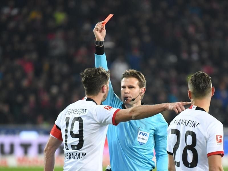 Schiedsrichter Felix Brych zeigt David Abraham nach einem Foul an Trainer Streich die rote Karte. Foto: Patrick Seeger/dpa/Archivbild