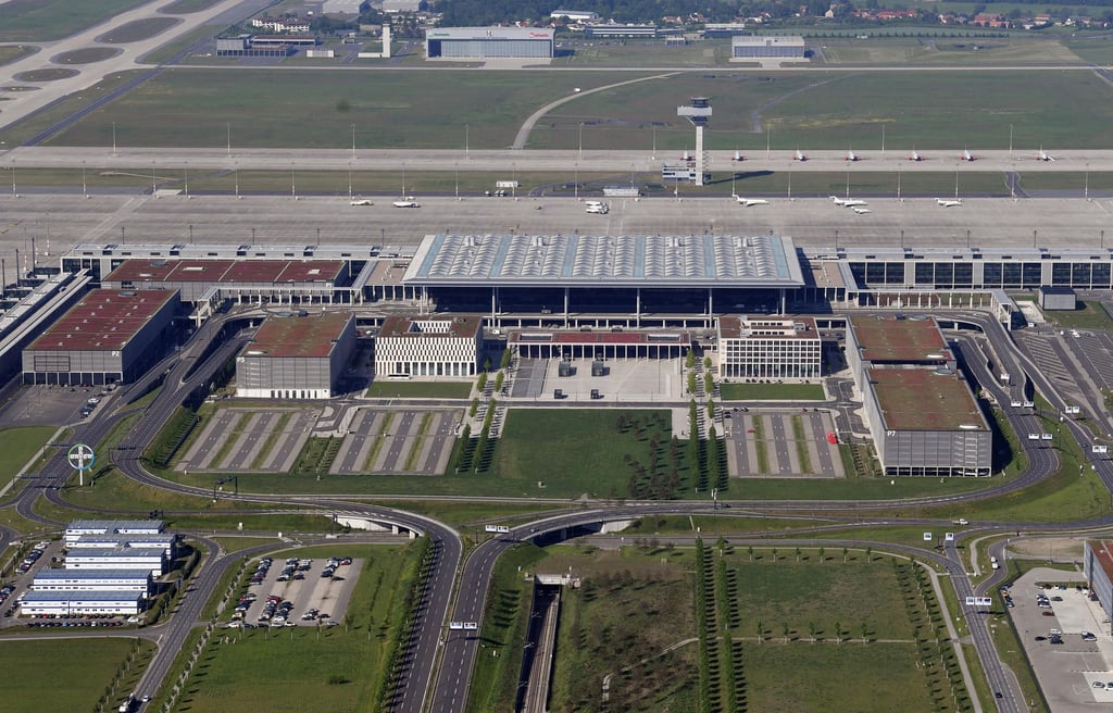 Luftaufnahme von dem im Bau befindlichen Berliner Flughafen BER.