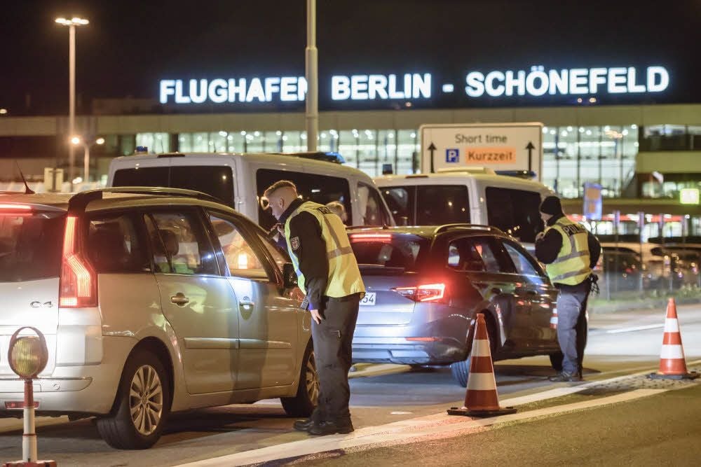 Seit Sonnabend kontrolliert die Polizei auch in Schönefeld verstärkt.