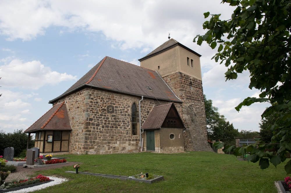 Die Görschener Kirche ist auf einer Anhöhe gelegen und damit von allen Seiten des Dorfes sichtbar. Geweiht wurde sie 1310.