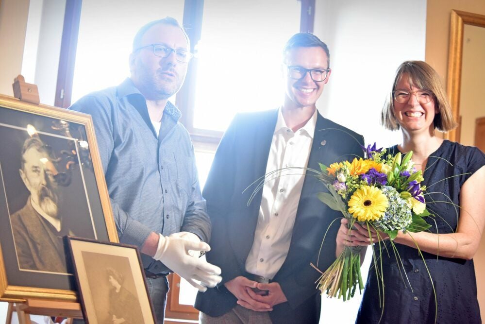 Museumsleiter Stefan Auert-Watzik und Bürgermeister Matthias Egert begrüßen Lucie Göpfert (v.l.) zum Start des Heimatstipendiums.