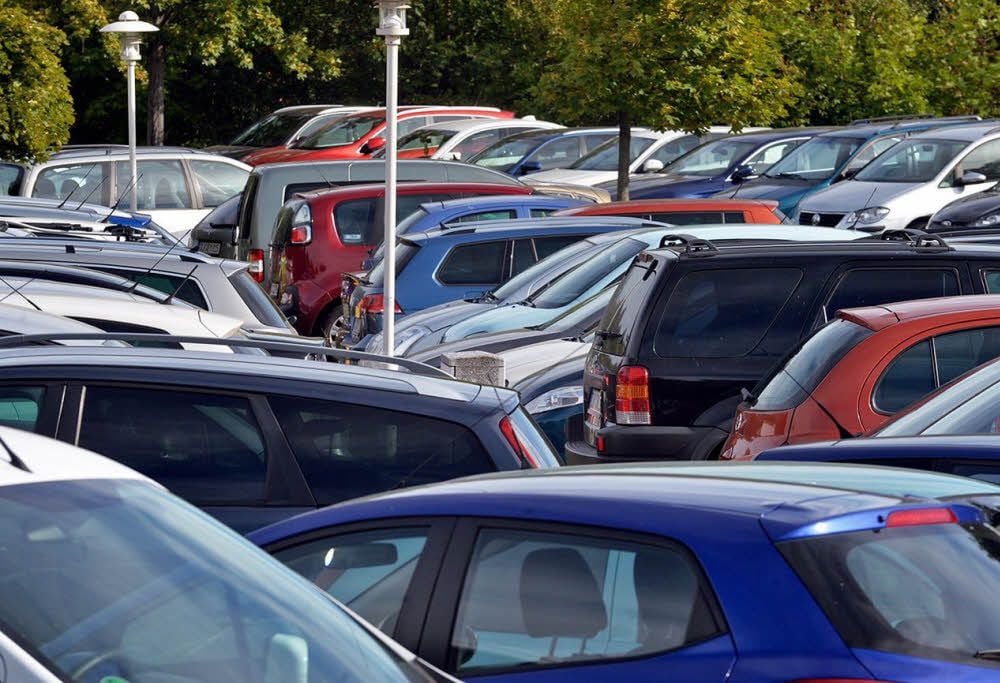 Der Parkplatz am Ameos-Klinikum in Aschersleben ist oft brechend voll.