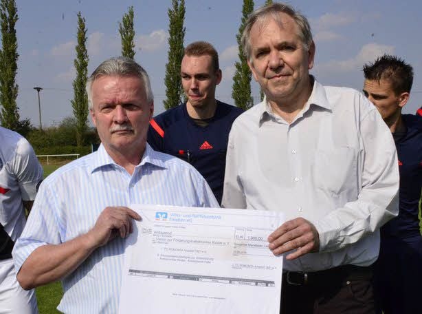 Amsdorfs Präsident Uwe Stieberitz hat einen Scheck für Andreas Domaske (rechts) vom Kinderplanet Halle.