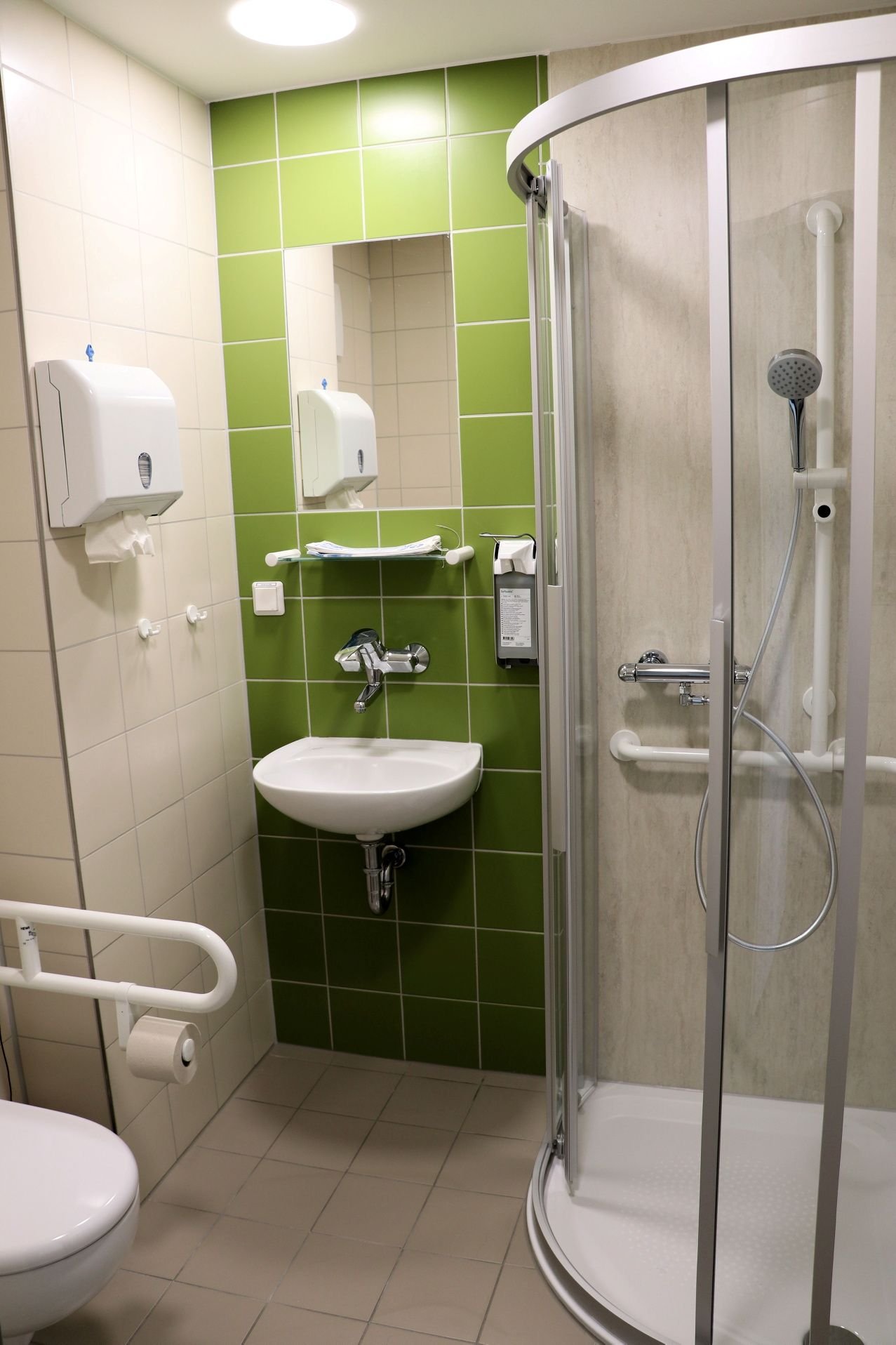 Jedes Patientenzimmer auf der Station B3 in Wernigerode verfügt nach dieser aufwendigen Sanierung über ein eigenes Bad mit Dusche, Toilette und Waschbecken.