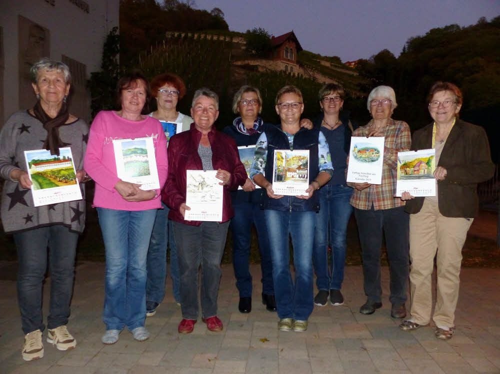 Die Mitglieder des Freyburger Malkreises zeigen ein jeweils von ihnen gemaltes Blatt für den inzwischen elften Kunstkalender, den die Hobbymaler-Gruppe mit Motiven aus der Region veröffentlicht.