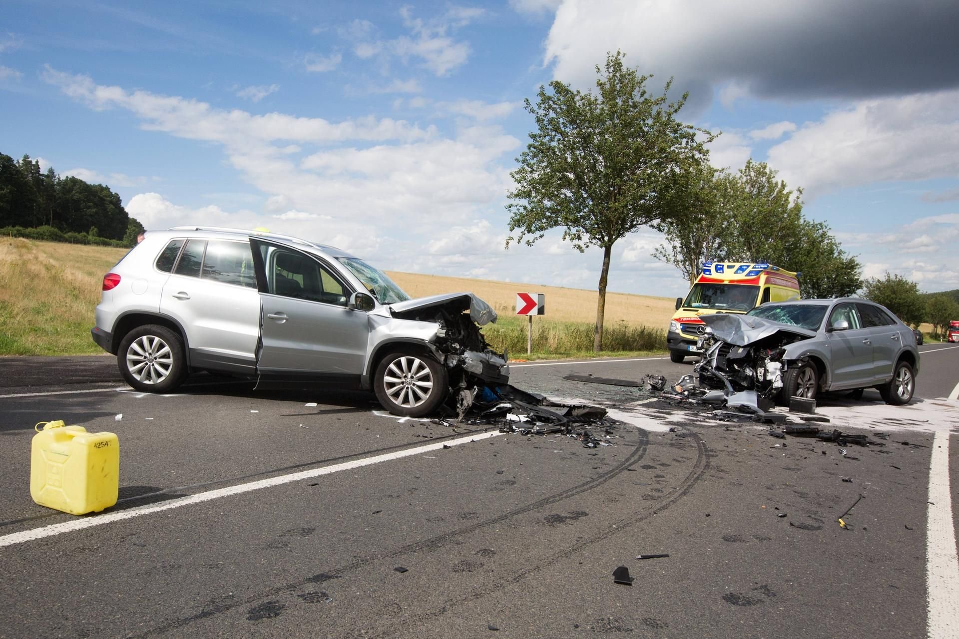 Nach einem Unfall wünschen sich Geschädigte eine schnelle Regulierung des Schadens. Doch manche Versicherungen lassen sich damit Zeit. (Symbolbild)