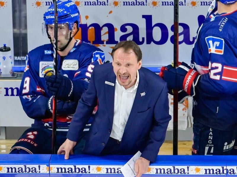 Verliert im DEL-Finale zu viele Spieler durch Strafzeiten: Adler-Coach Pavel Gross. Foto: Uwe Anspach