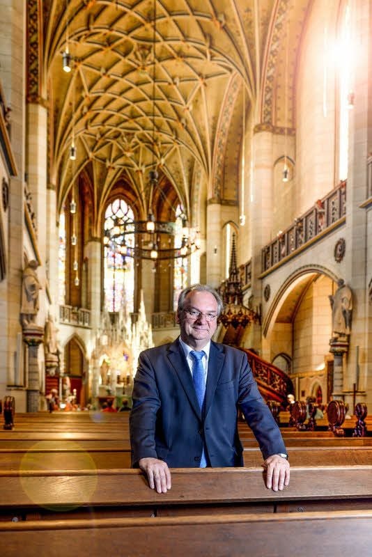 Da steht er und kann nicht anders: Ministerpräsident Haseloff in der Wittenberger Schlosskirche.