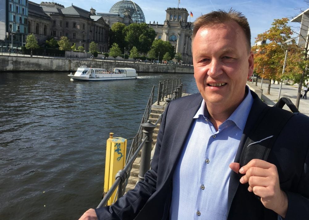Der scheidende SPD-Politiker Burkhard Lischka vor dem Reichstagsgebäude in Berlin.